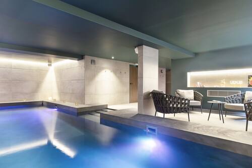 Piscina interna, piscina externa, funciona das 10h às 22h, guarda-sóis