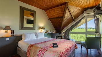 Habitación superior, 1 cama matrimonial | Minibar, muebles diferentes, escritorio y insonorización