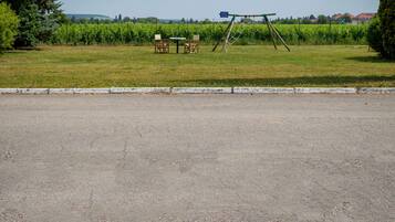 En parkeringsplads med cykelsti markeret med hvid maling.