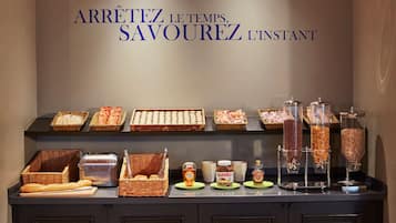 Desayuno continental (EUR 15.90 por persona)