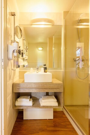 Superior Room, 2 Double Beds | Bathroom - KYRIAD PRESTIGE BEAUNE - Le Panorama (Beaune)