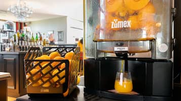Desayuno continental (EUR 15.90 por persona)