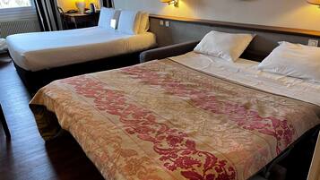 Habitación superior, 2 camas matrimoniales | Minibar, muebles diferentes, escritorio y insonorización