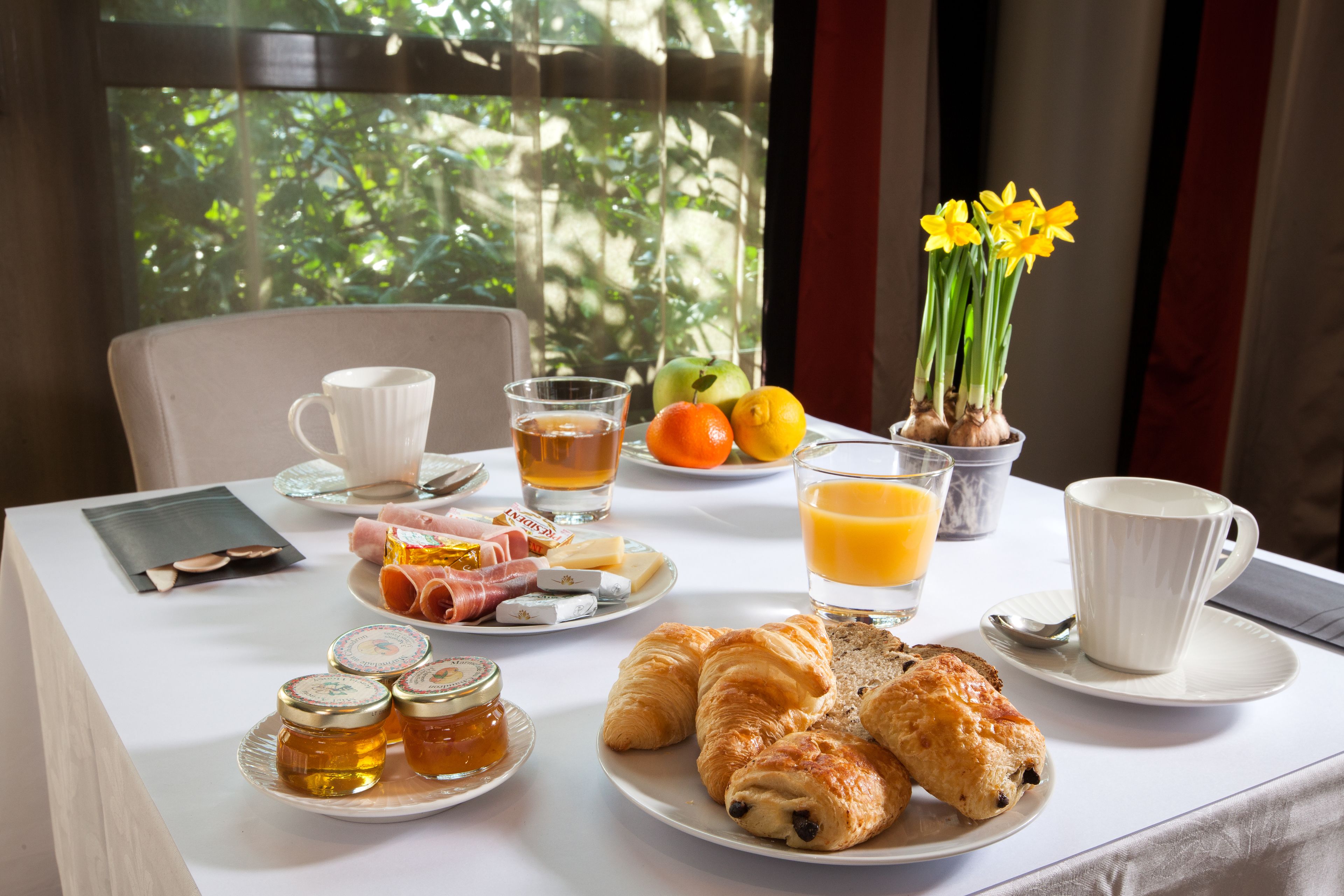 Tägliches kontinentales Frühstück (15.90 EUR pro Person)