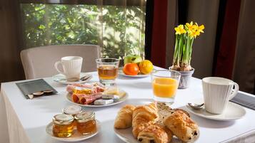 Desayuno continental (EUR 15.90 por persona)