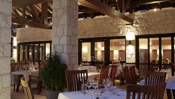 2 restaurantes; se sirve cocina mediterránea