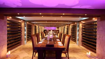 2 restaurantes; se sirve cocina mediterránea