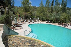 室內游泳池和室外游泳池,提供日光浴躺椅