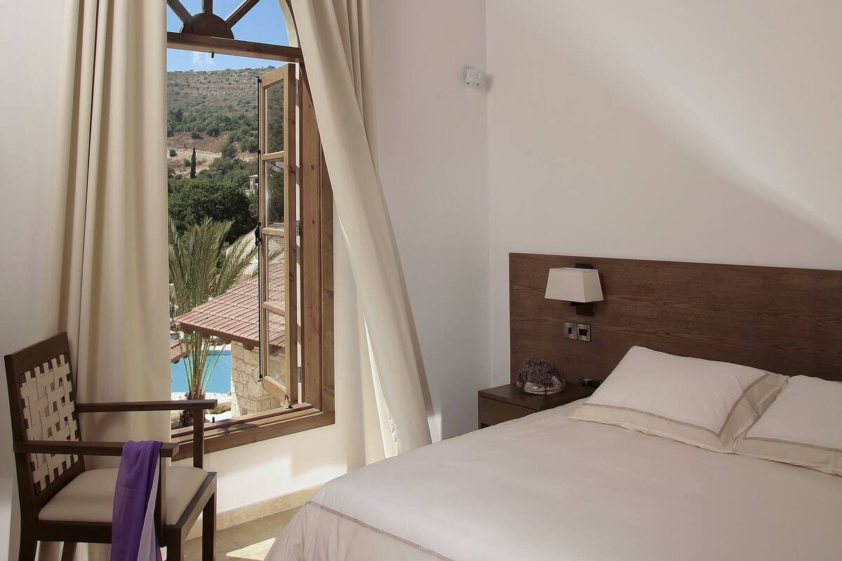 In-room safe, iron/ironing board (on request), bed sheets