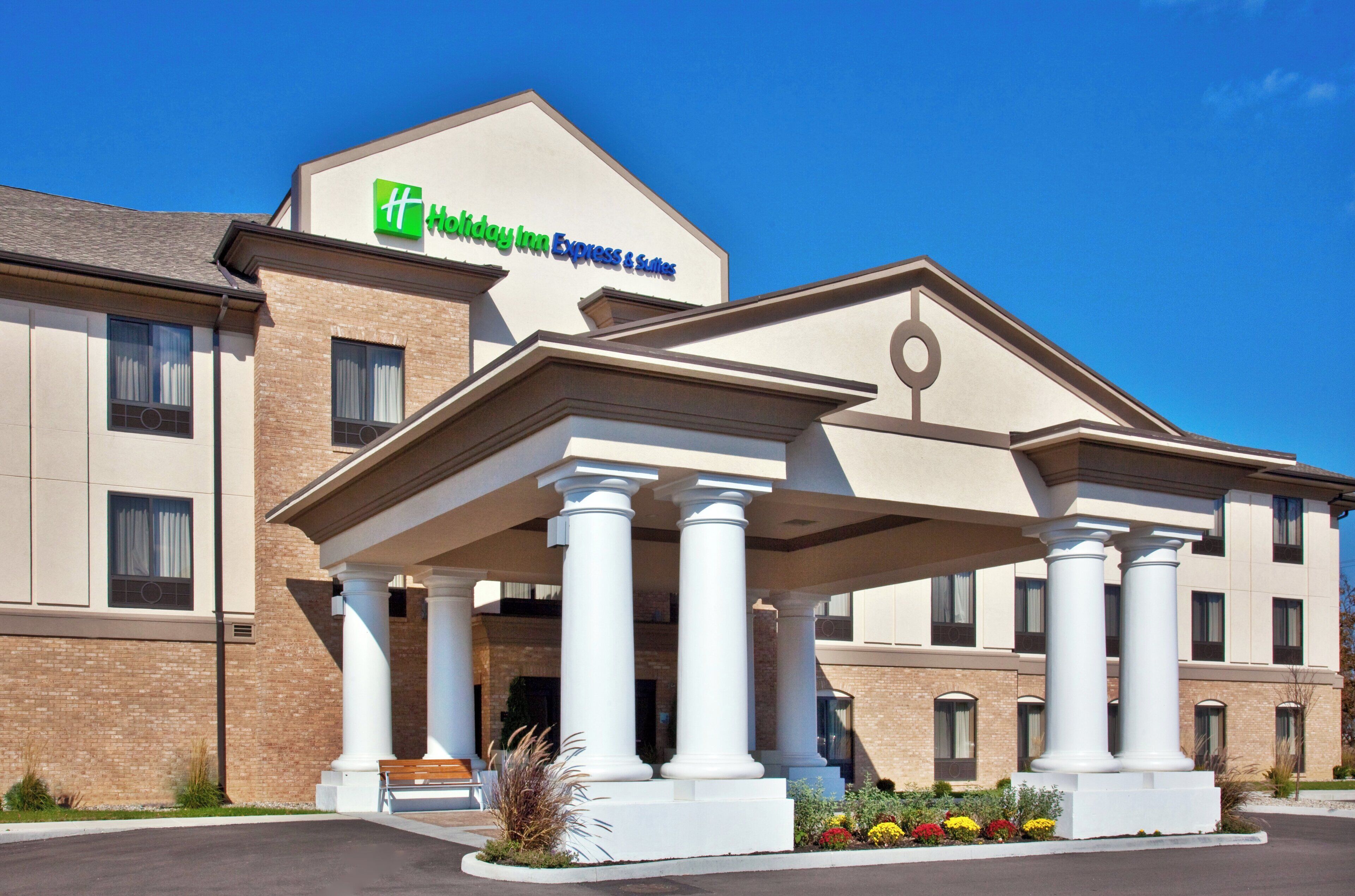 Un hotel con fachada clásica, que presenta un letrero llamativo de Holiday Inn Express & Suites.