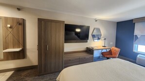 Premium bedding, in-room safe, desk, iron/ironing board - Holiday Inn Express Hotel & Suites Crawfordsville by IHG (Crawfordsville)