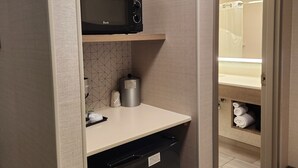 A compact kitchenette with a microwave, a small refrigerator, and a sink. - Holiday Inn Express Hotel & Suites Crawfordsville by IHG (Crawfordsville)