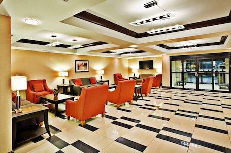 Lobby. Holiday Inn Express Hotel & Suites Crawfordsville by IHG