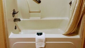 Combined shower/tub, hair dryer, slippers, towels - Fairview Suites (Blytheville)