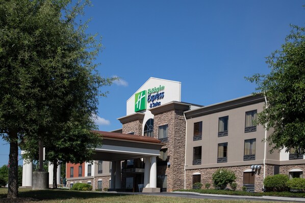 A hotel with a prominent sign for Holiday Inn Express & Suites, featuring a brick facade and a covered entrance. - Holiday Inn Express & Suites Knoxville-Farragut by IHG (Knoxville)