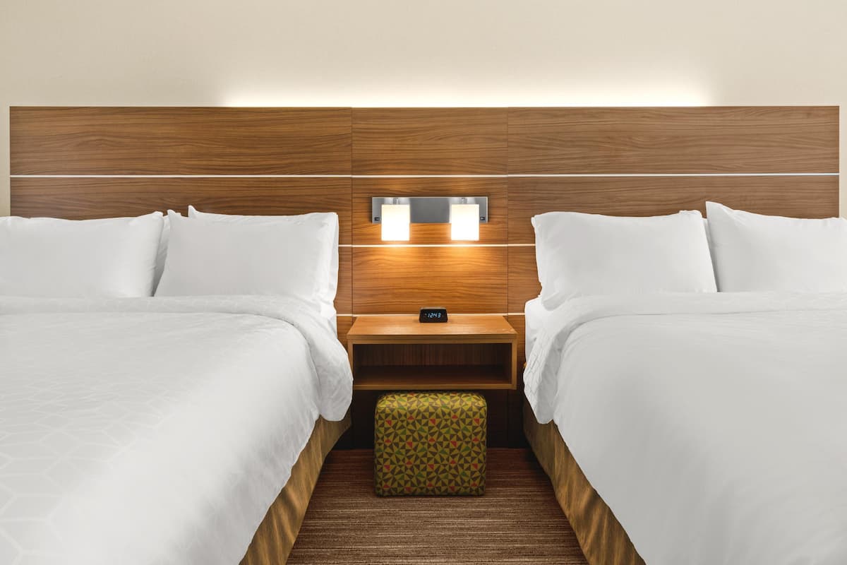 Habitación estándar, 2 camas Queen size | Ropa de cama de alta calidad y caja de seguridad en la habitación