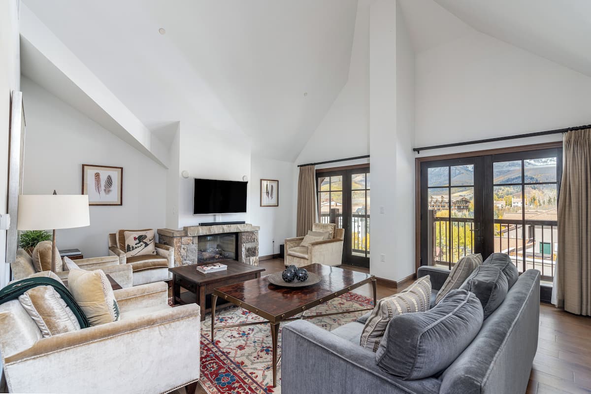 Classic Penthouse, 3 Bedrooms, Mountain View | Living area | LCD TV, DVD player