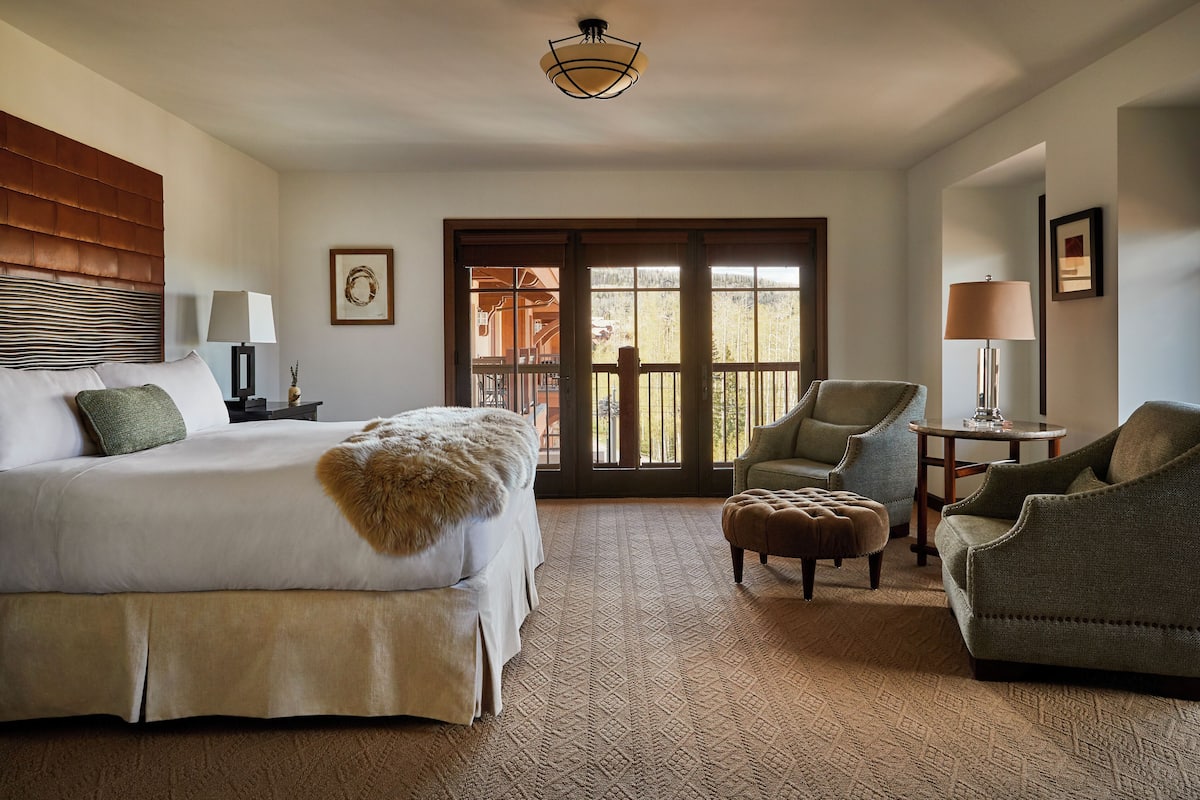 Classic Room, 4 Bedrooms, Mountain View (Residence) | Premium bedding, pillow-top beds, in-room safe, iron/ironing board