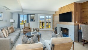 Habitación, 2 habitaciones, vista a la montaña (Residence) | Área de sala de estar | Televisión LCD y reproductor de DVD 