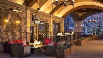 2 restaurantes, se sirven desayunos, comidas, cenas y cocina local