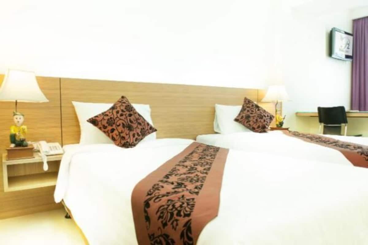 Minibar, in-room safe, desk, free WiFi