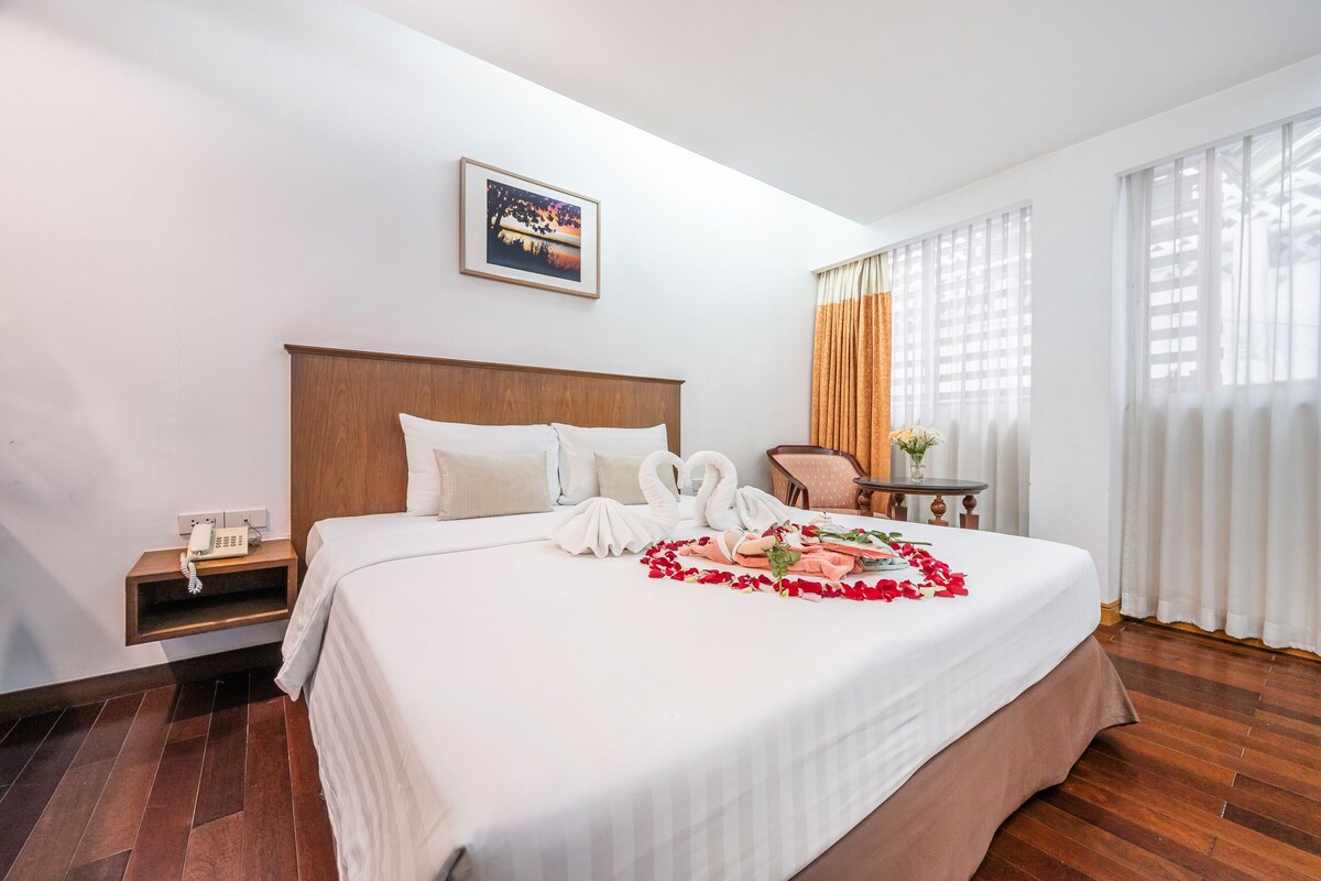 Minibar, in-room safe, desk, WiFi (free)