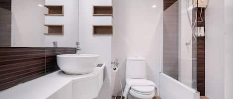 Superior Double or Twin Room | Bathroom | Shower, rainfall showerhead, hair dryer, towels