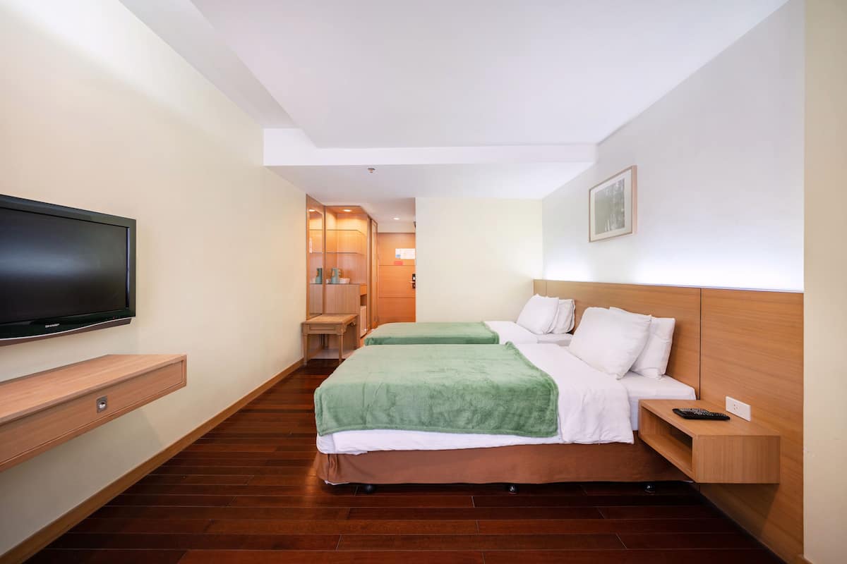 Camera Deluxe con letto matrimoniale o 2 letti singoli | Minibar, una cassaforte in camera, una scrivania, Wi-Fi gratuito