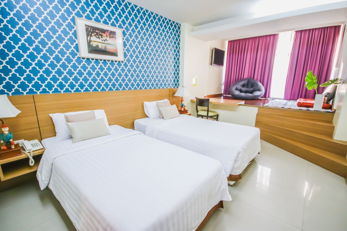 Minibar, in-room safe, desk, WiFi (free)