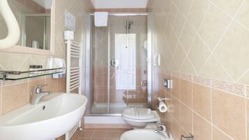 غرفة سوبريور ثلاثية | حمام | تجهيزات دش، مستلزمات مجانية للعناية الشخصية، مجففات شعر، مراحيض شطف