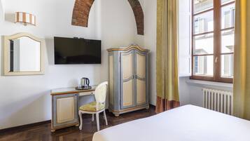 Classic Double Room | In-room safe, desk, laptop workspace, blackout curtains