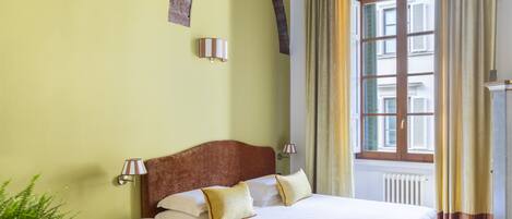 Doppia Classic | Cassaforte in camera, una scrivania, postazione laptop, tende oscuranti