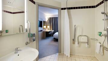 Combined shower/tub, hair dryer, towels