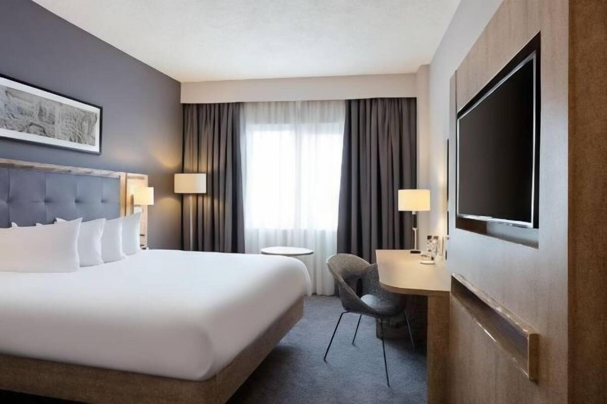 Desk, cribs (free), rollaway beds (free), WiFi (free)