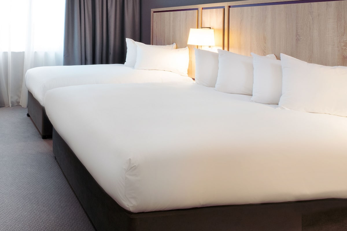 Escritorio, cunas gratuitas, wifi gratis y ropa de cama