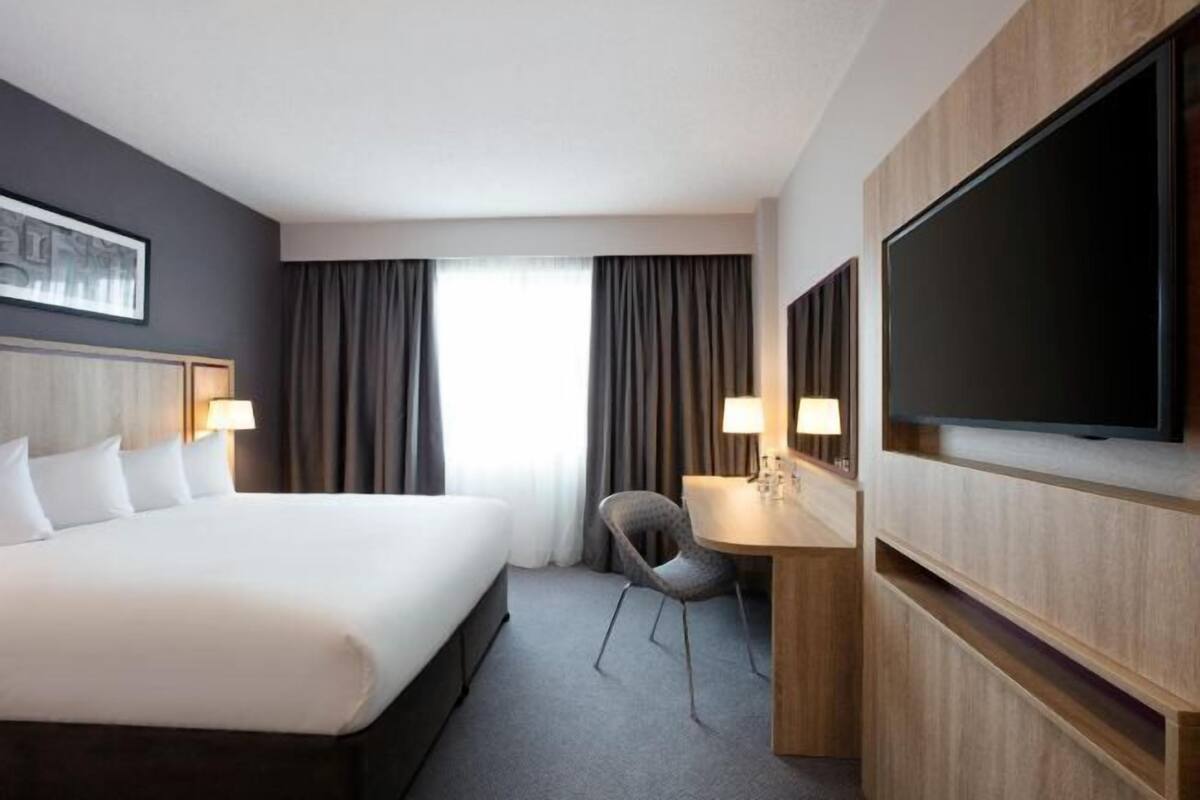 Desk, cribs (free), rollaway beds (free), WiFi (free)