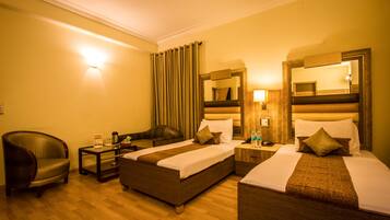 ألحفة محشوة بالريش وخزنة داخل الغرفة ومكتب وستائر تعتيم