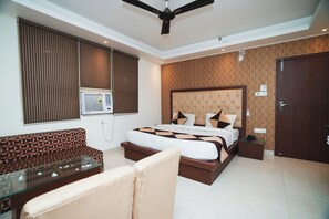 Super deluxe room | 1 bedroom, minibar, desk, blackout drapes