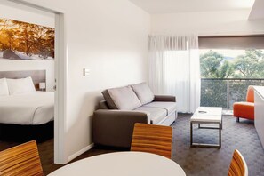 Superior kamer, 1 kingsize bed | Luxe beddengoed, een kluis op de kamer, een bureau