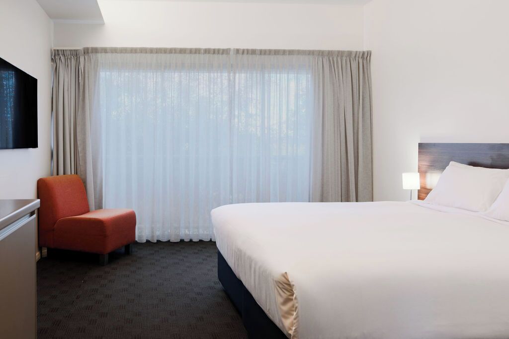 Premium bedding, in-room safe, desk, blackout drapes
