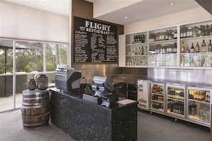 Bar (on property) - Mantra Hobart Airport (Cambridge)