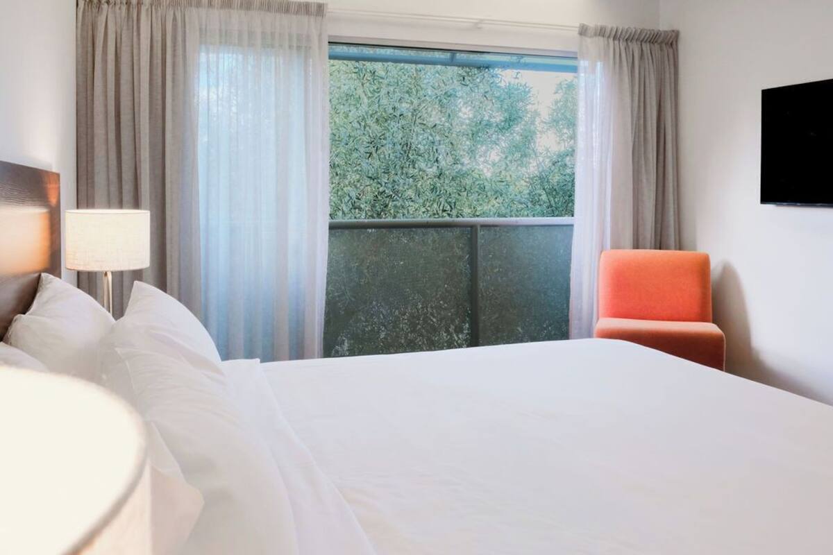 Luxe beddengoed, een kluis op de kamer, een bureau