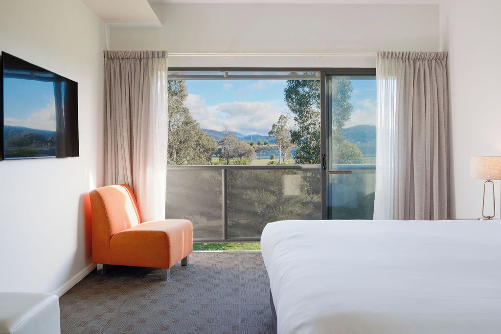 Premium bedding, in-room safe, desk, blackout drapes