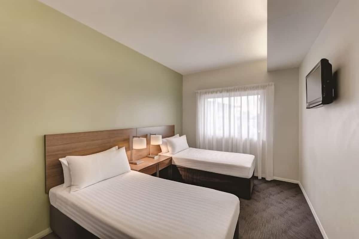 Luxe beddengoed, een kluis op de kamer, een bureau