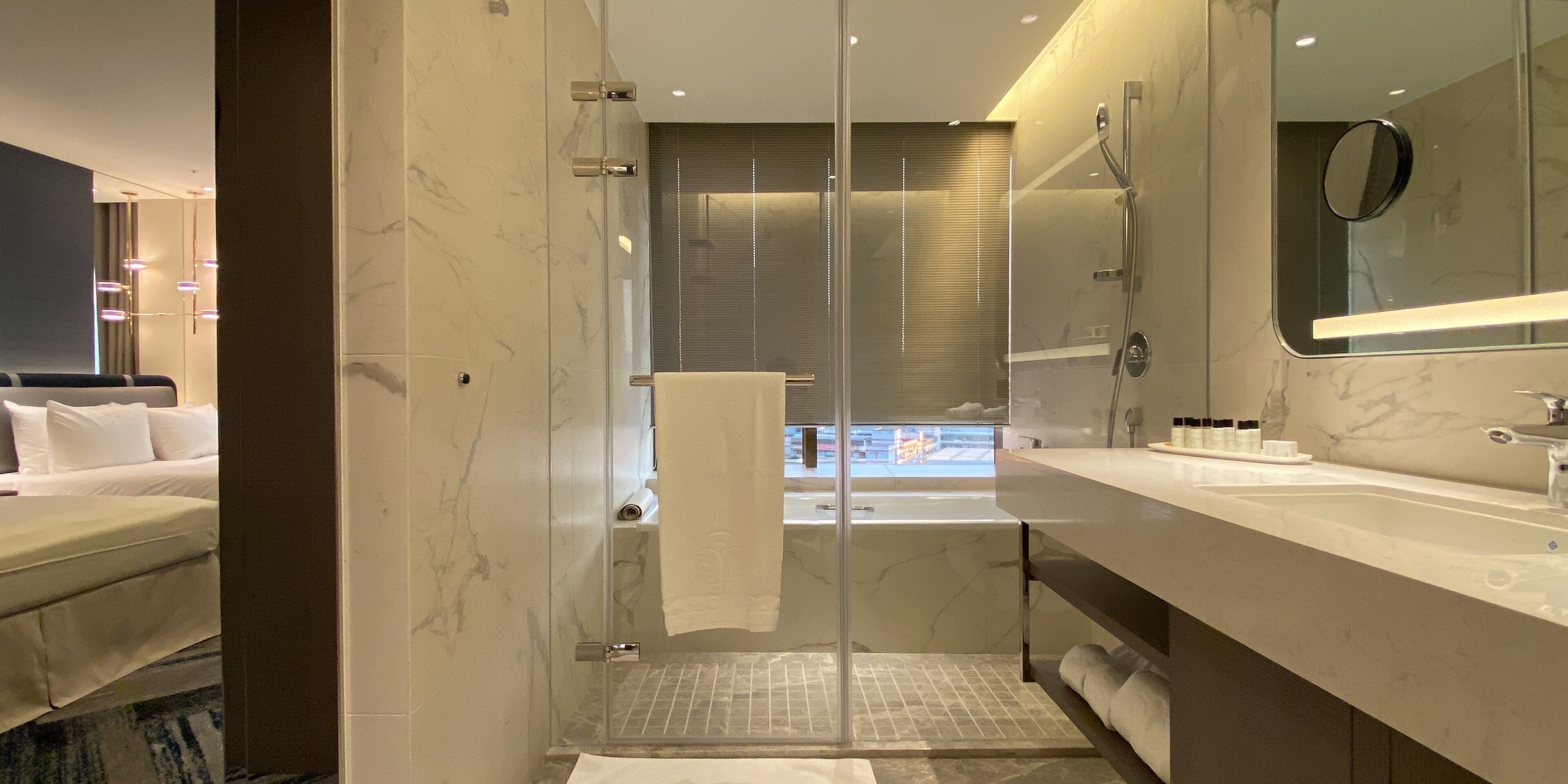 executive room(two queen beds)(11f-15f) | bathroom | hair dryer, slippers, towels, shampoo