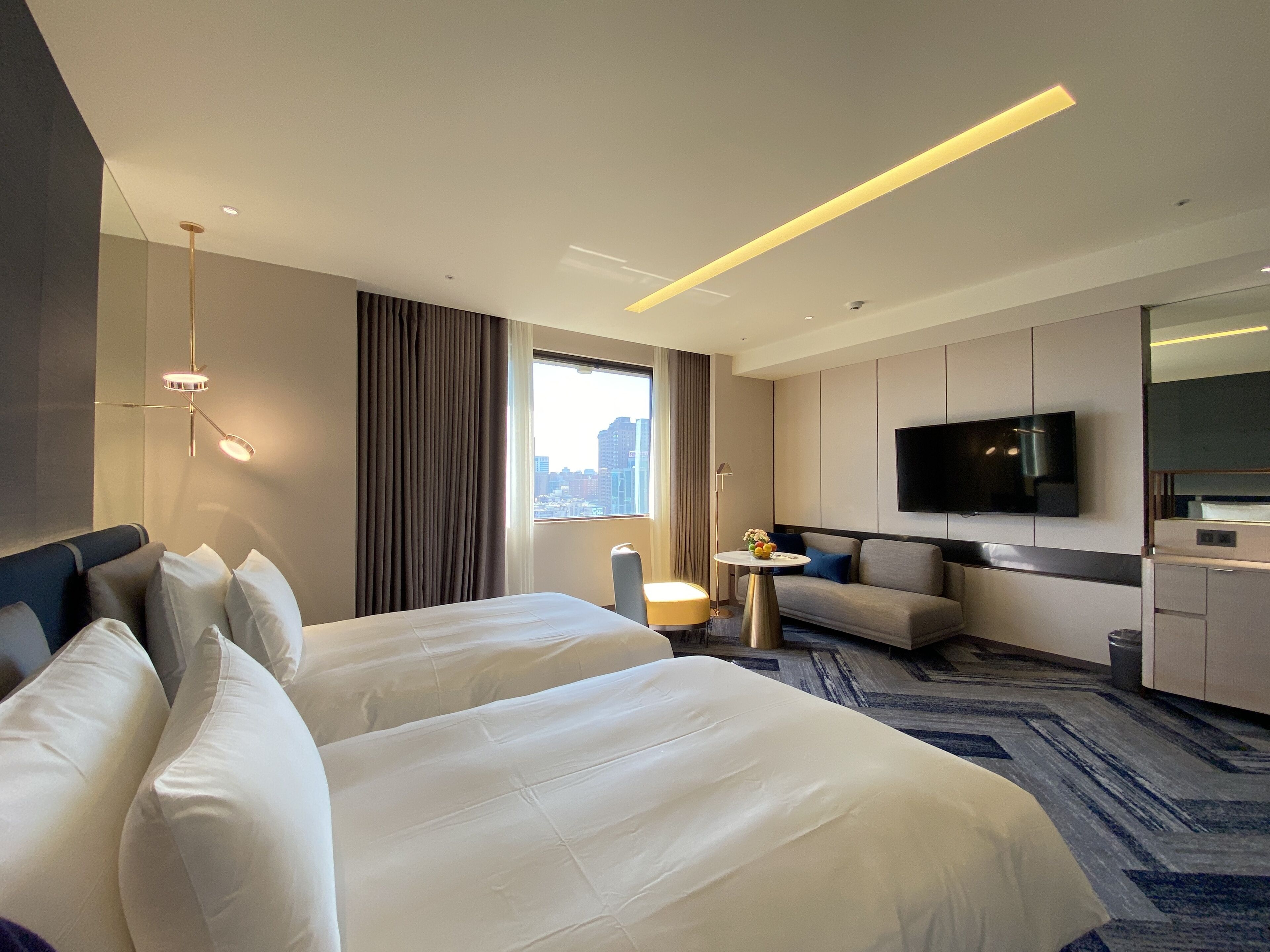 Executive Room (Twin Beds)(11F-15F) | Down comforters, pillowtop beds, in-room safe, laptop workspace