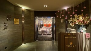 2 restaurantes, se sirven desayunos, comidas, cenas y cocina china