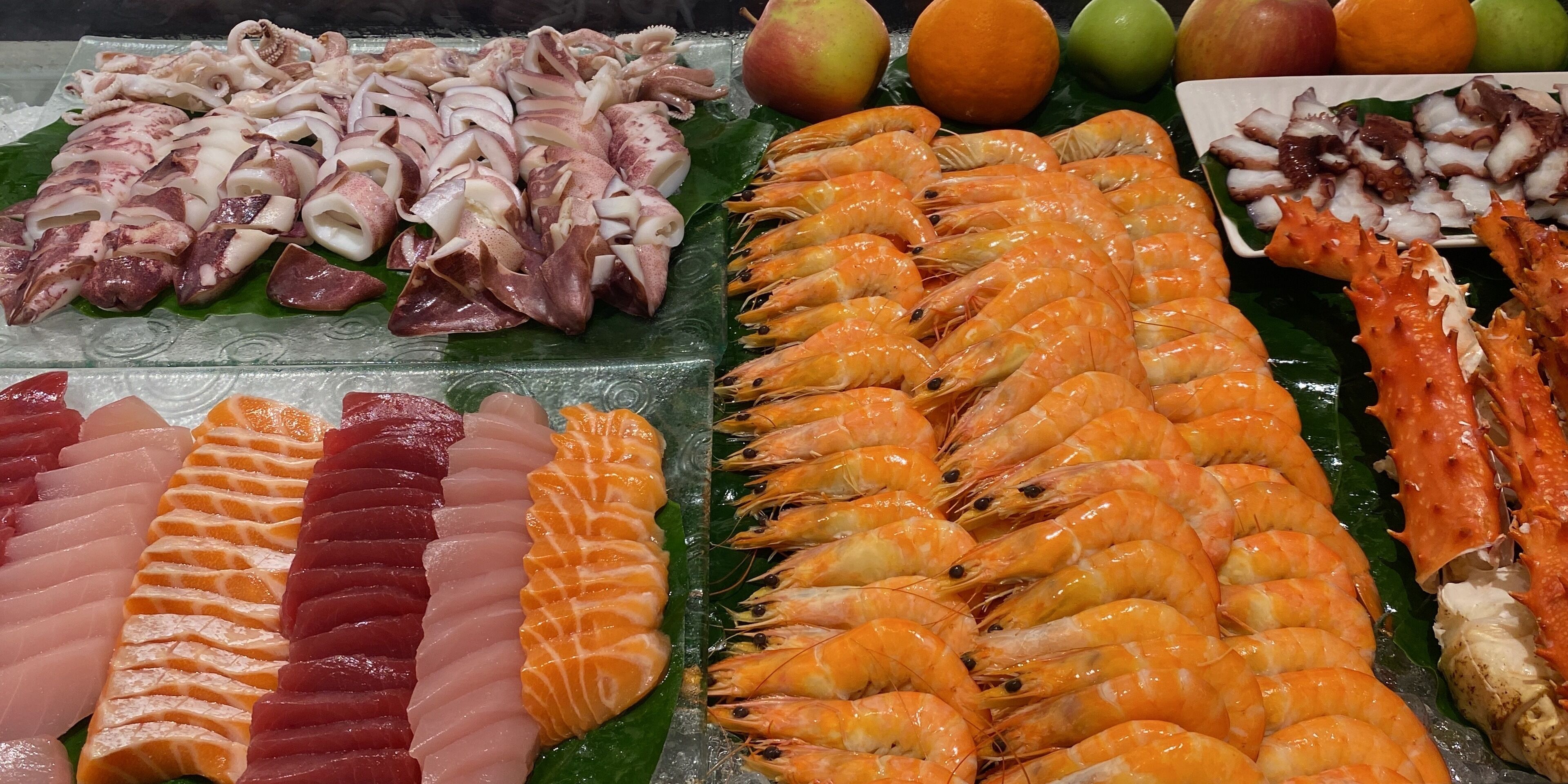 Una exhibición de mariscos con distintos tipos de pescado y camarones.