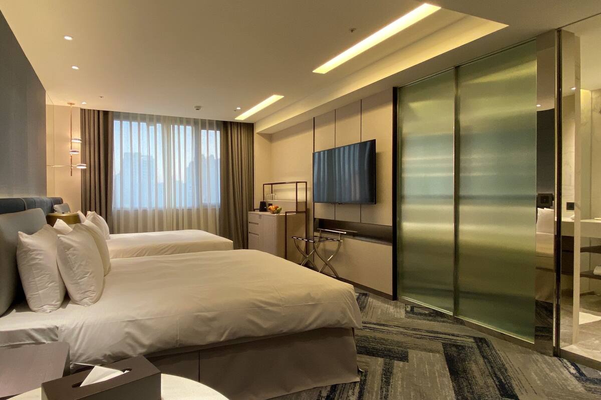 ห้องพรีเมียมดับเบิล, เตียงควีนไซส์ 2 เตียง, วิวเมือง, ชั้นบน | ผ้านวมขนเป็ด, เตียงพร้อมฟูกเสริมที่นอน, ตู้นิรภัยในห้องพัก