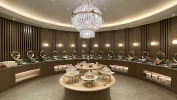 2 間餐廳,供應早餐、午餐和晚餐,中式料理